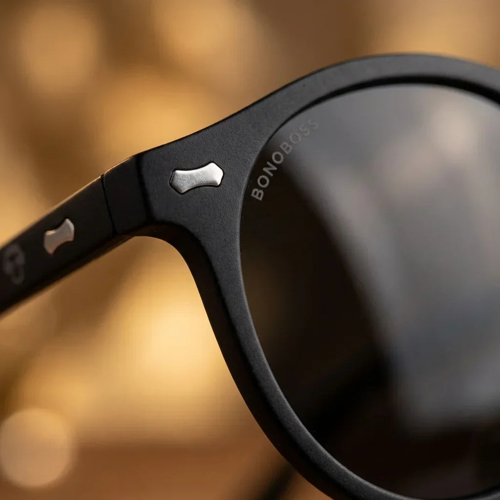 Temuco RPET lentes de sol negro dark de frente con madera natural #color_dark