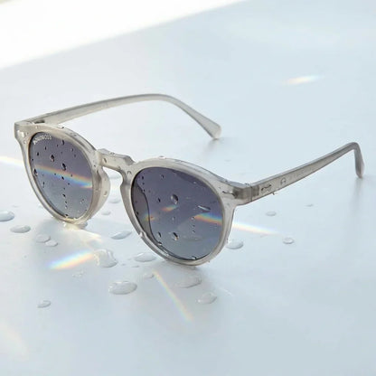 Temuco RPET en tono gris lentes de sol hombre de frente patas de madera #color_gris
