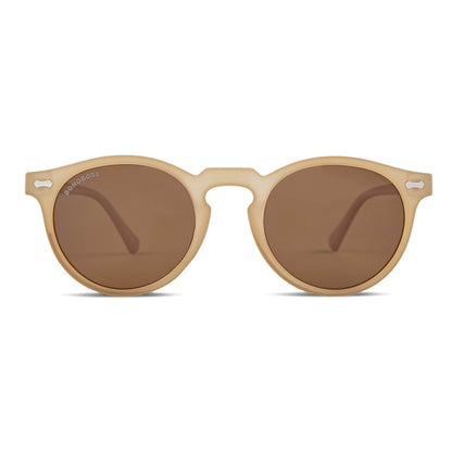Temuco RPET anteojos de sol tono café de frente con madera natural #color_brown