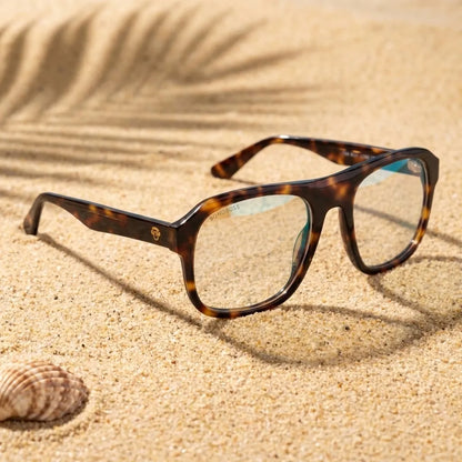 Lentes opticos Tom Carey sobre arena dorada superficie natural antirreflex receta optica bio-acetato Bonoboss #editorial_arena-dorada #color_carey